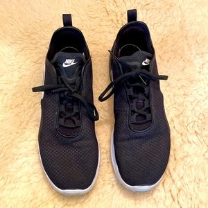 Air Max Motion 2 'Black White' mens size 9.5 EUC